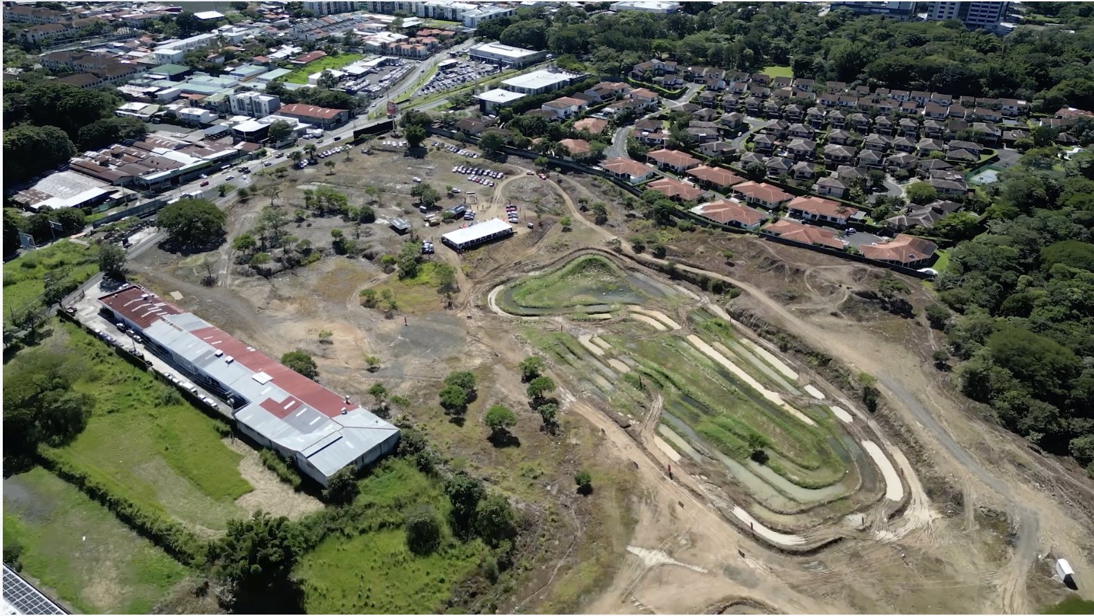Toma aérea del circuito todoterreno de la experiencia Mitsubishi